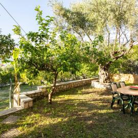Avia's Seaside Hideaway with Lush Garden, hotel sa Avia