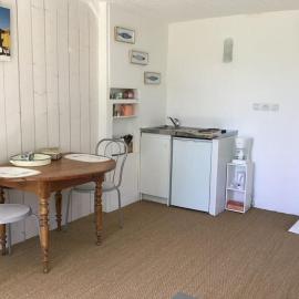 Petite dépendance comme la cabine d’un bateau., hotel a Saint-Armel