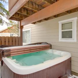 Cedar Creek Condo: Free Shuttle to Big Sky Resort!, hotel in Gallatin Gateway