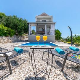 Villa with Sea View - Private Heated Pool, hotel i Podgora