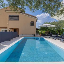 Apartment Mir by Interhome, hotel di Vošteni