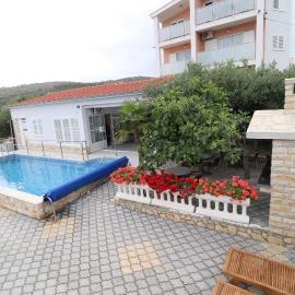 Apartmani Bilokapić Primošten، فندق في بريموستين