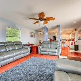 Waterfront Lake Buchanan Cottage w/ Kayaks!, hotel a Burnet