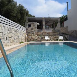 Aquarock villa with private pool, hotelli kohteessa Prasás