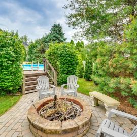 Sterling Heights Getaway w/ Fire Pit!, khách sạn ở Sterling Heights
