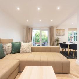 Gorgeous 4 BR House Near Station mins to London - Pass the Keys, hotel Sidcupban