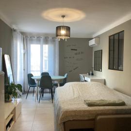 Only for female guests, shared homestay, living room, Nice west cosy flat, balcony near airport train beach public transport supermarket