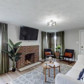 Touchdown Bungalow-Charming HOF Village Home