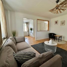 Cozy apartment in Jädraås nestled near the lake just 10 minutes from Kungsberget, hotel di Jädraås