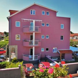 Apartments & Rooms Nikolić