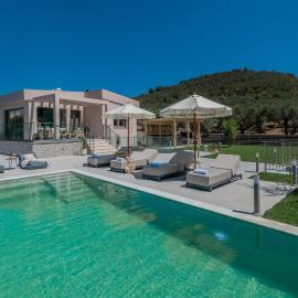 De Hierro Exclusive Villa - Magical Hospitality in a Villa with Pool and Breathtaking Views By Villa Mana Gers, hotel in Planos