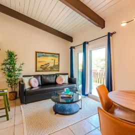 Seagulls Serenade Cozy 1BR Hideaway near Beach 206, hotel in South Padre Island