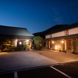 がもう家 明治時代の蔵に泊まれる一棟貸し宿 Ancient renovated house in the Japanese Countryside with a kindly hospitality, hotel in Sakaide