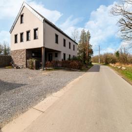 Lush holiday home with bubble bath and sauna, hotel v destinácii Heure