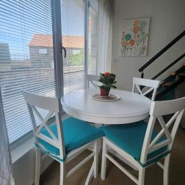 Chill zone houses Katun Reževići, מלון בKatun