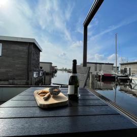 Poellodge XL, houseboat met whirlpool en sauna, hotel i Aalsmeer