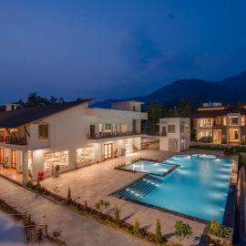 Evara Spa & Resort, hotel di Rāmnagar