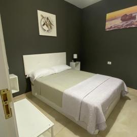 DELUXE ROOM IN APARTMENT SHARED in Los Cristianos Playa HabitaciónSTANZA air-conditioned, hotel in Arona