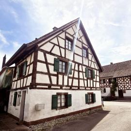 Chalet Happy Cow - Top Lage nähe Bodensee, Rheinfall, Schaffhausen & Zürich - Ländliche Idylle mit Privat-Parkplatz und viel Komfort - 120m2 - 3 Stockwerke، فندق في رامسين