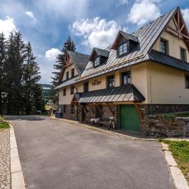 Houda Bouda - Penzion & Apartmány, hotel in Boží Dar