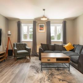 Modern, Well Presented 2-Bedroom Apartment, With Parking, Opposite Nirvana Spa - Pass the Keys, хотел в Уокингам