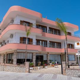 Doni Apartments, hotell i Ksamil