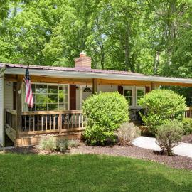 Cabin w hot tub & fire pit near Shenandoah River, hotelli kohteessa Luray