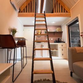 Sfeervol Tiny House met luxe jacuzzi & tuinkamer, hotel in Heerenveen