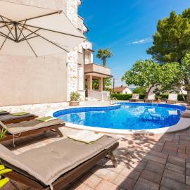 Private holiday house Villa SoulSet with garden and Pool Near Beach in Malinska, Krk, hotel v destinaci Malinska