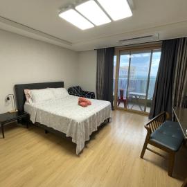 DHeights Monterrace Clark Studio with Kitchen Overlooking Balcony, hotell i Pampang