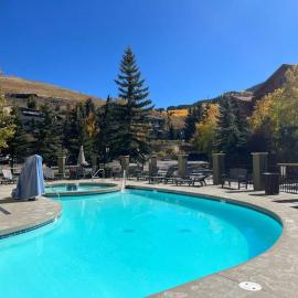 Viesnīca MT CB Mountain Side with King Bed, Hot Tub, Pool & Kitchen! pilsētā Krestedbūta