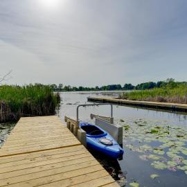 Lakefront Home in Hartford: Hot Tub, Kayaks & Dock, Hotel in Coloma