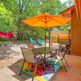 Hot Tub & Fire Pit: Holiday Island Getaway!, Hotel in Golden