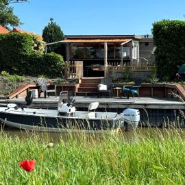 4 pers house Cecil with own fishing spot on a dutch chanel, hotel a Anjum