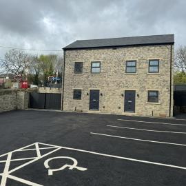 Newly constructed 3 bed town house next to the canal with Private Car Park, hotel in Keighley