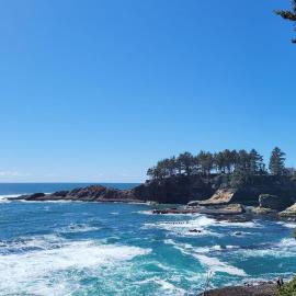 Ocean Front Condo, Walk to Everything! Whale Watcher's Point, hotel in Depoe Bay