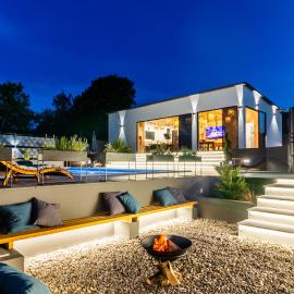 Lovreć में, होटल Jackal Holiday House with a heated pool and a jacuzzi