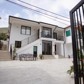 Serenity – hotel w mieście Shirokë