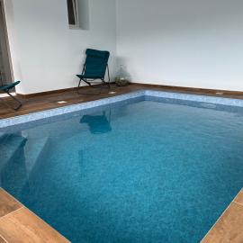 Maison avec piscine intérieure privée, buses de spa, jardin clos et parking