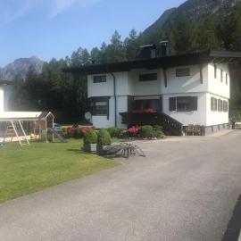 Ferienwohnungen Schleich, Hotel in Nassereith