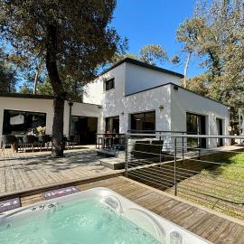 Villa des Dunes Beach 600m Private Jacuzzi Pine Forest Nature Sleeps 8, hotel in Brem-sur-Mer