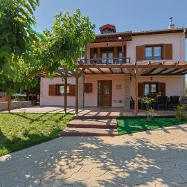 Viesnīca VILLA PEPONI Spacious Traditional Villa with Garden - BBQ & Private Parking pilsētā Katerini