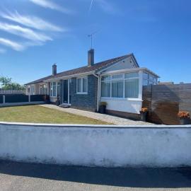 Prestatyn 2-Bed Bungalow Sleeps 5 with Hot Tub, hotel in Prestatyn