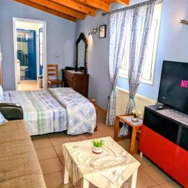 House with garden in city of Rhodes, hotel sa Rhodes Town