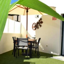 Bungalow La Palmera - 2 bedroom - PLAYA ROCA residence sea front access - Pool View - Free AC - Wifi, hotel in Costa Teguise