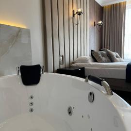 Viesnīca Family & Business Sauna Apartments No 8 Złota Centrum Downtown PREMIUM SPA - 3 Bedroom with Private Sauna, Jacuzzi, Balcony, Parking -Piękny Apartament Kelcē