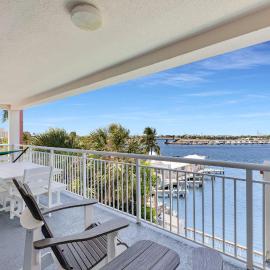 Andros - Spacious 2x2 Waterfront Condo, hotelli Key Westissä