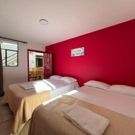 The Urban Getaway - 4 Bedrooms 3 Bath, Hotel in Baños