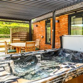 Cottage with Hot Tub - near Cheltenham and Tewkesbury, Hotel in Cheltenham