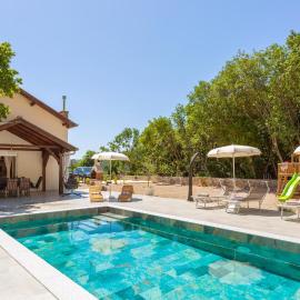 Awesome Home In Bribir, מלון בבריביר